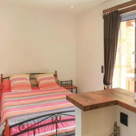 Five Bedroom Holiday In Barjac Semesterbostad