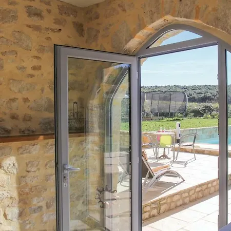 Five Bedroom Holiday In Barjac *