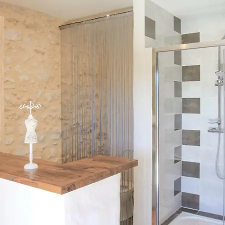 Semesterbostad Five Bedroom Holiday In Barjac