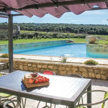 Five Bedroom Holiday In Barjac Semesterbostad